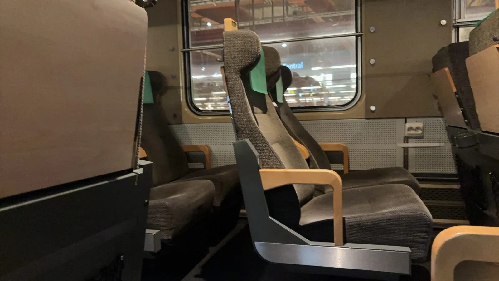 一晩を過ごした夜行列車の座席車両