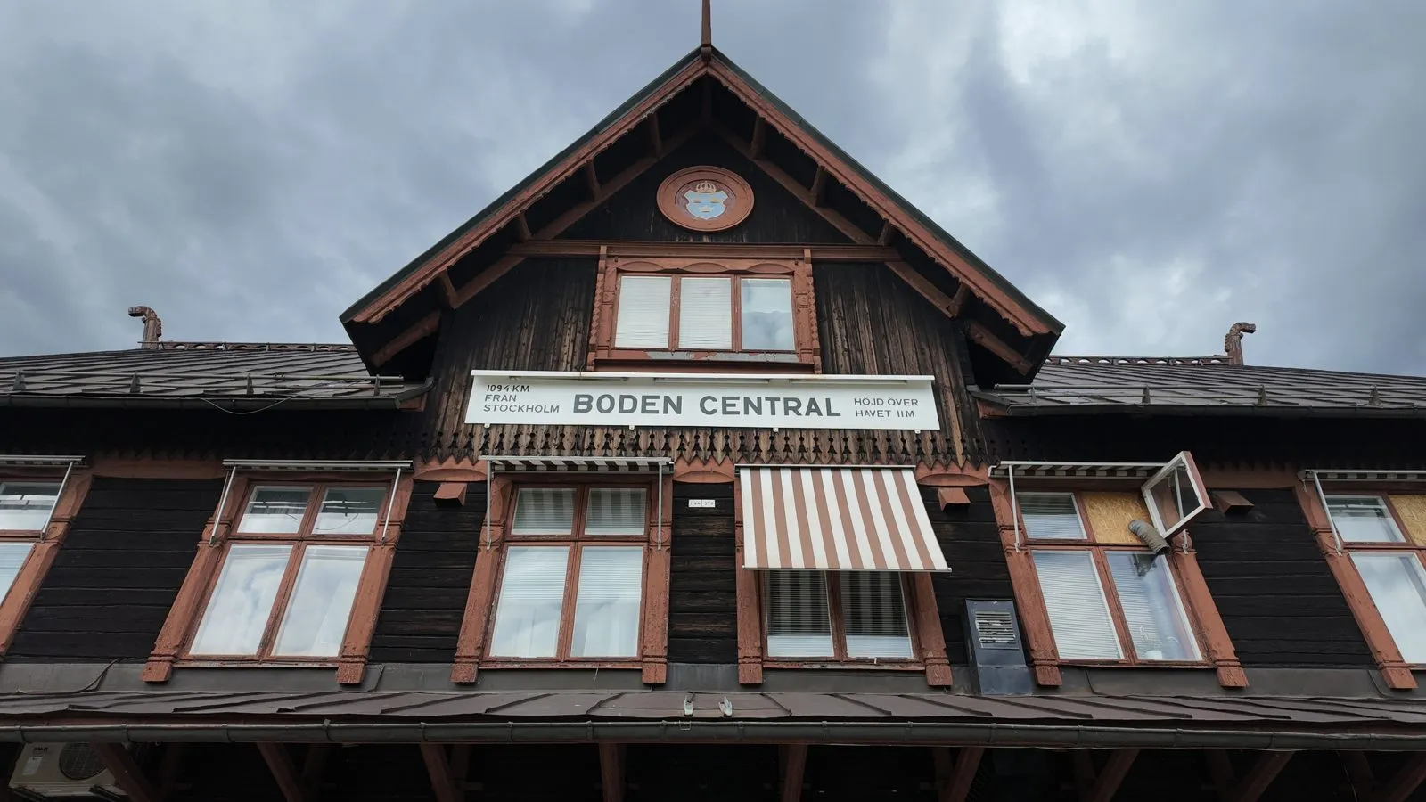 スウェーデン北部、ボーデン中央駅の木造の駅舎