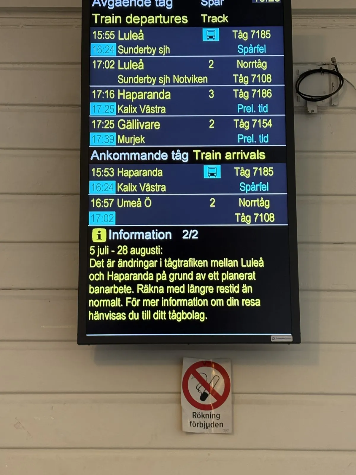 ボーデン駅の発車案内板。列車の行き先と時刻、運休を知らせる案内が表示されている