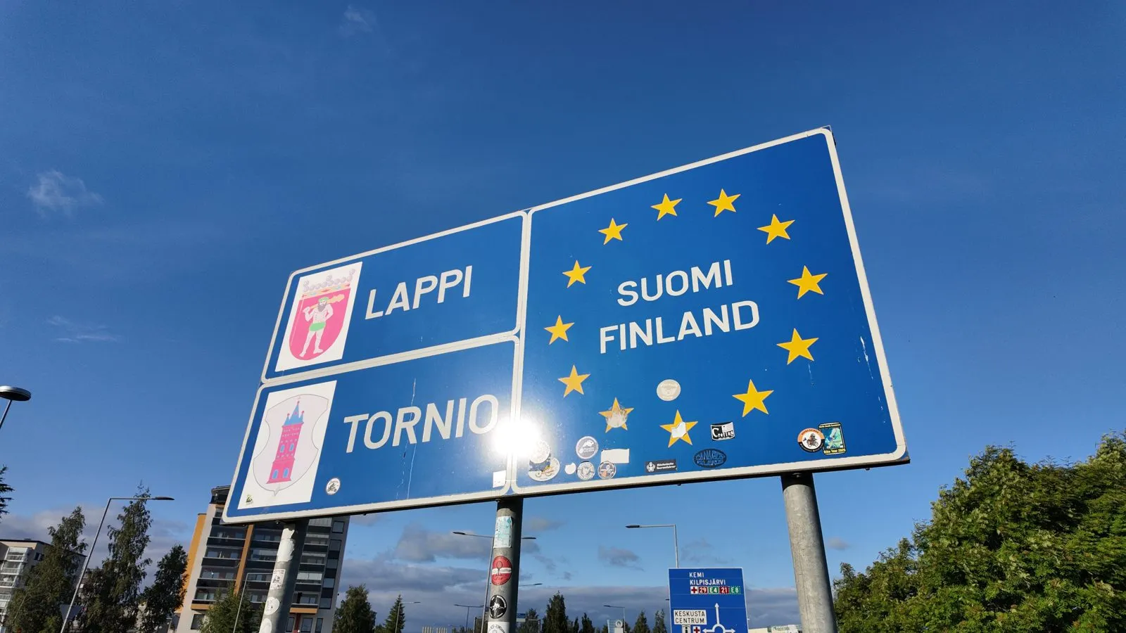 スウェーデンとフィンランドの国境に立つ「LAPPI」「SUOMI FINLAND」「TORNIO」の標識