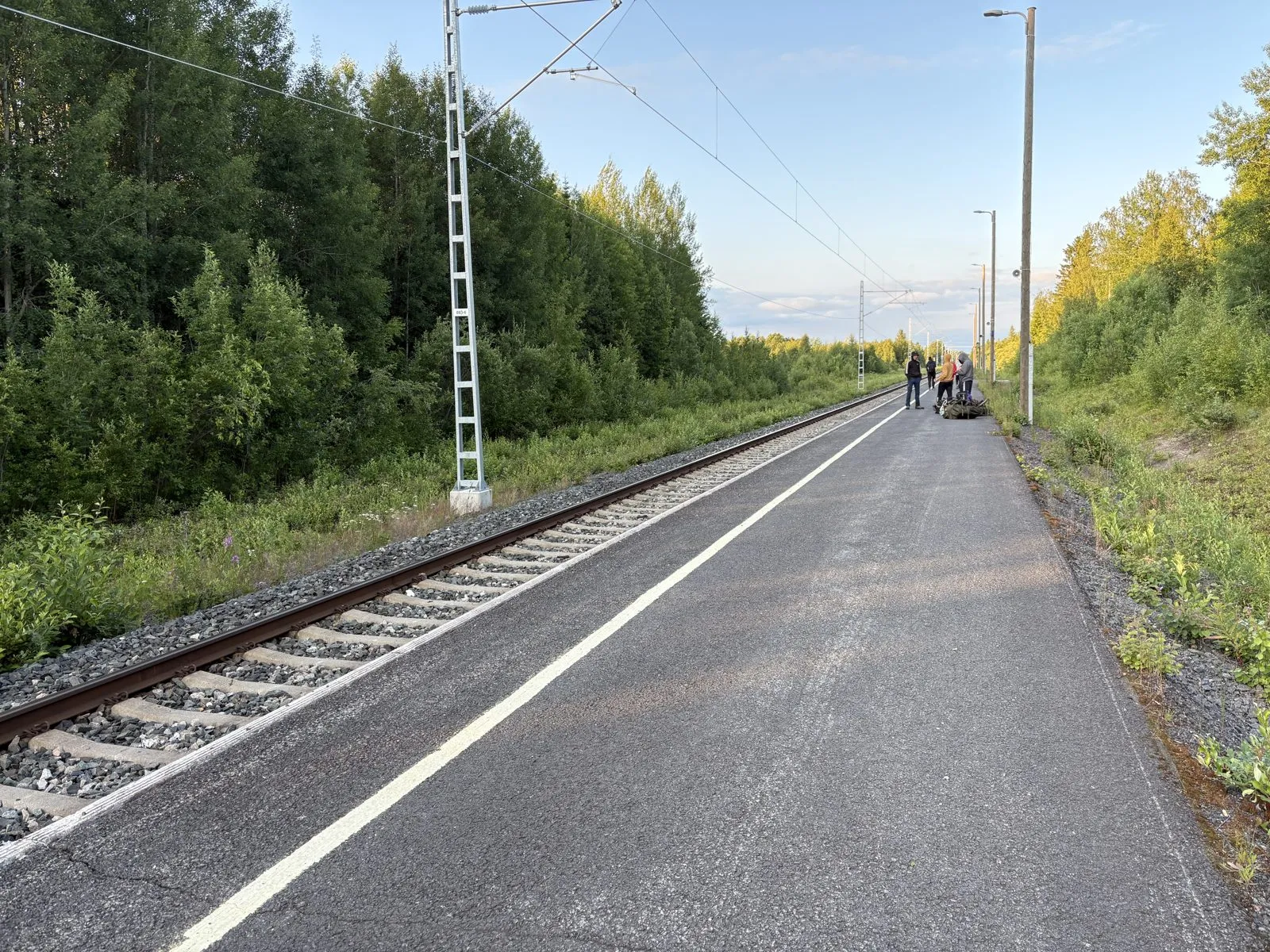 線路沿いの道。トルニオで、列車が出る別の駅まで歩いた