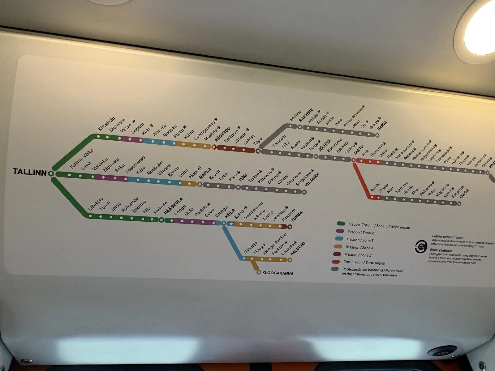 タリンを出る列車の車内に貼られた、エストニアの路線図