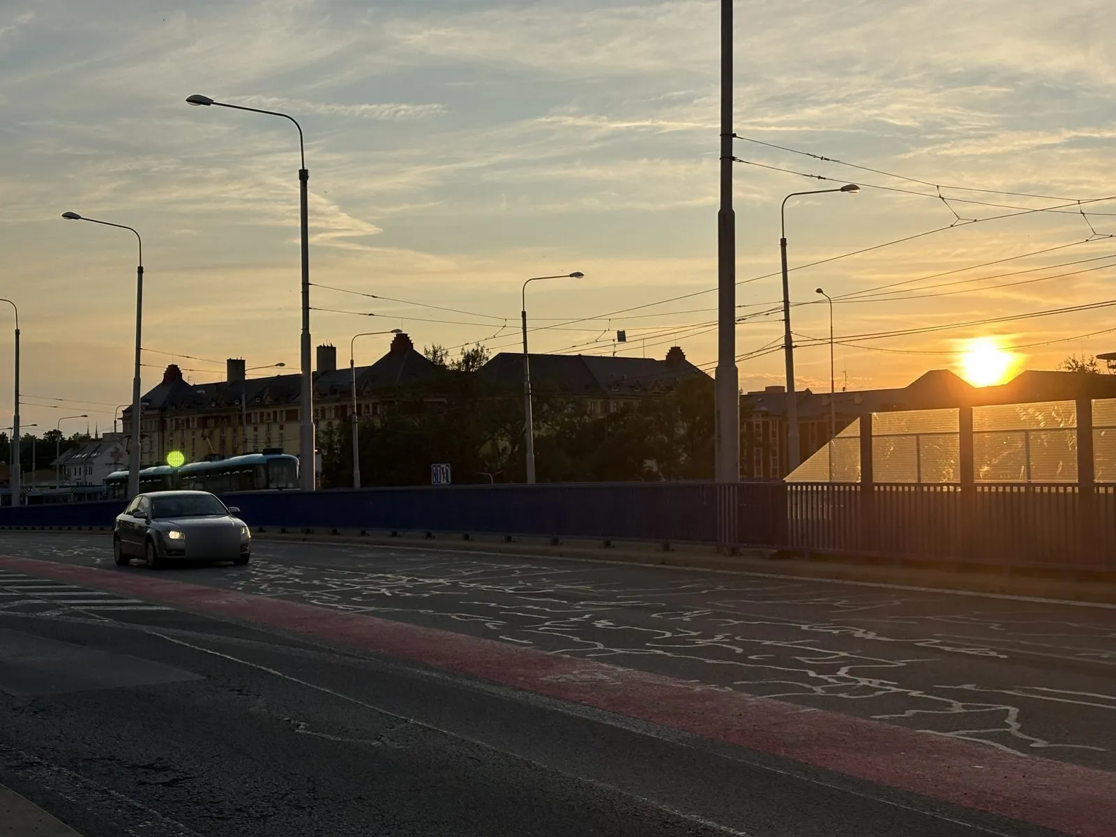 オストラバの橋の上から見た夕焼け。沈む太陽が道路を照らしている