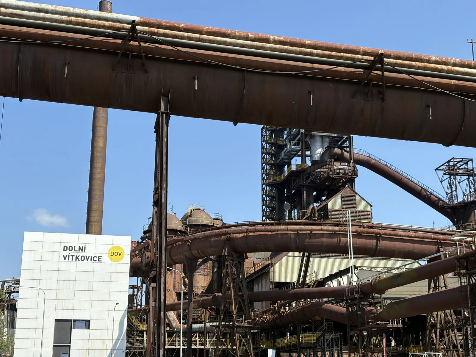 オストラバのドルニー・ヴィートコヴィツェ地区。製鉄所の巨大な配管と構造物が残る