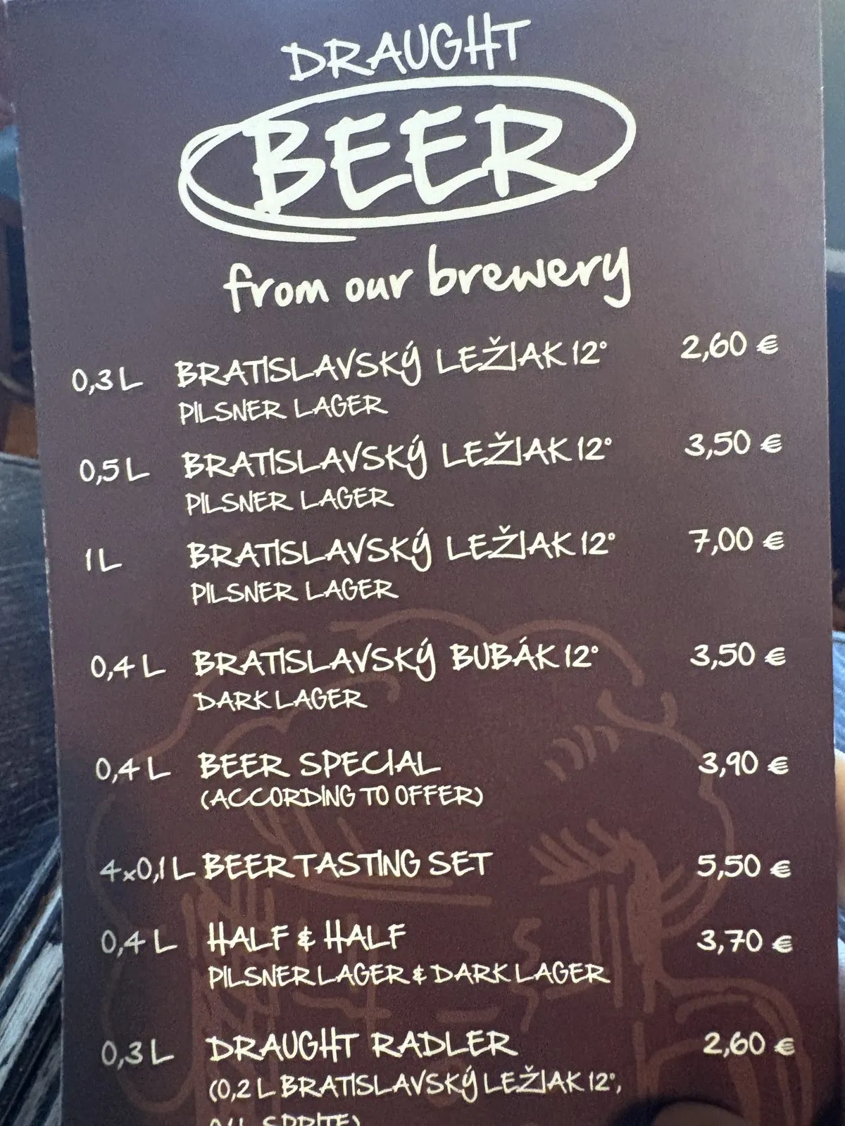 醸造所レストランのビールのメニュー。0.5Lは3.50ユーロ