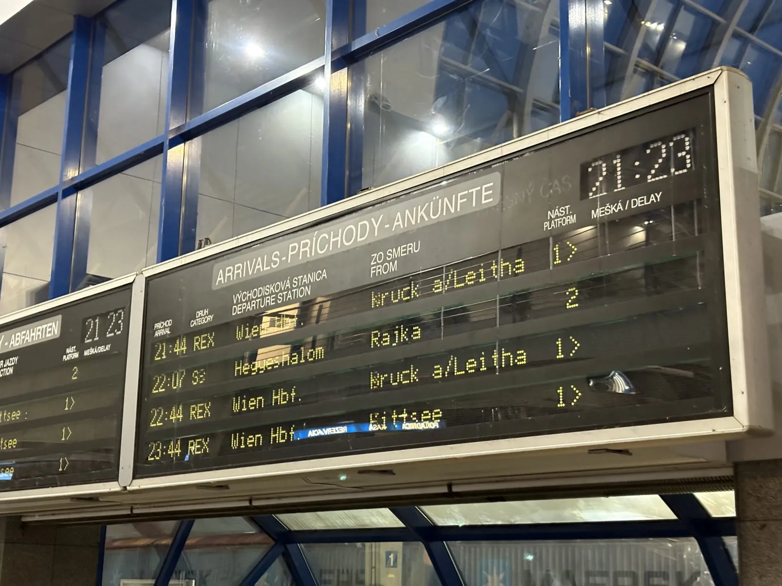 ペトルジャルカ駅の到着案内板