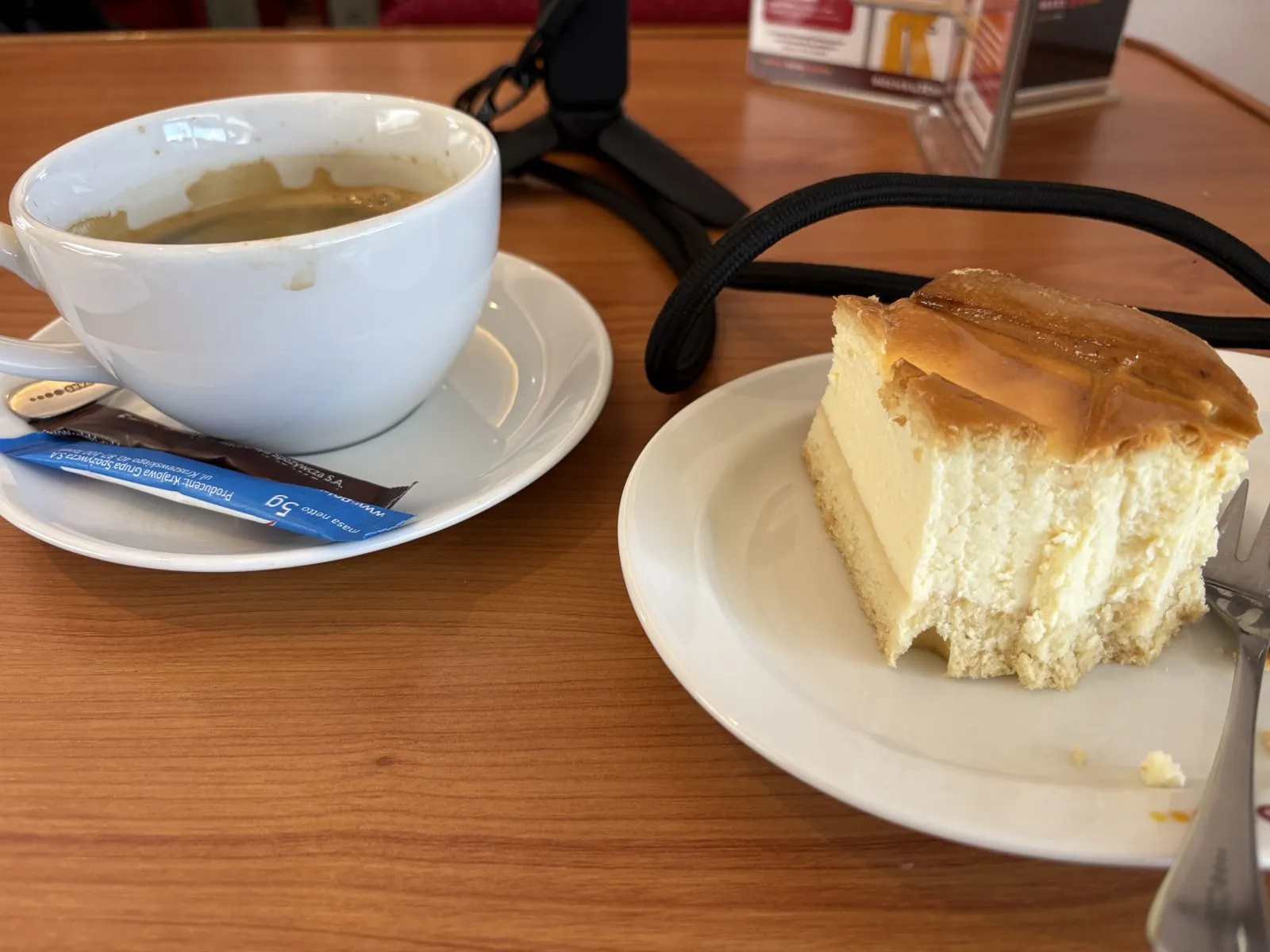 食堂車のテーブルに置いたコーヒーとチーズケーキ