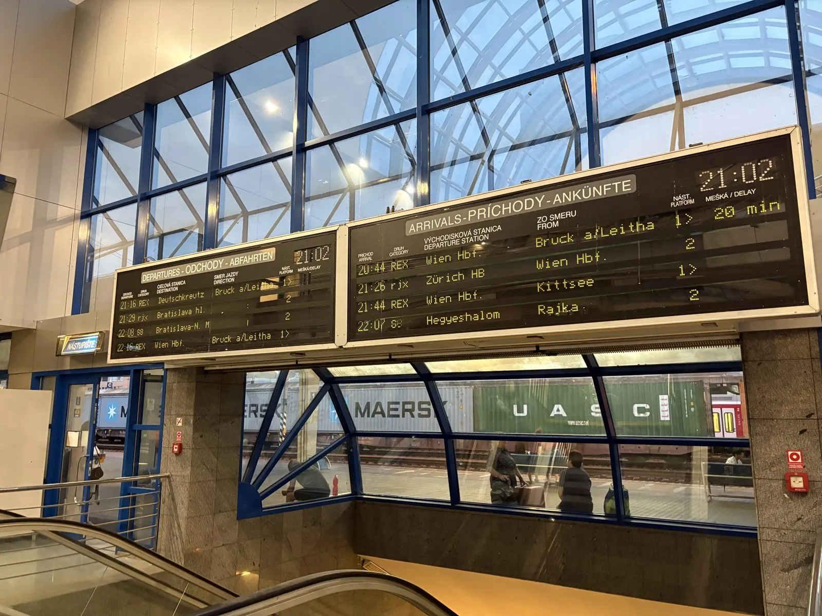 ブラチスラバ・ペトルジャルカ駅の発車案内板。夜9時を過ぎても列車を待つ