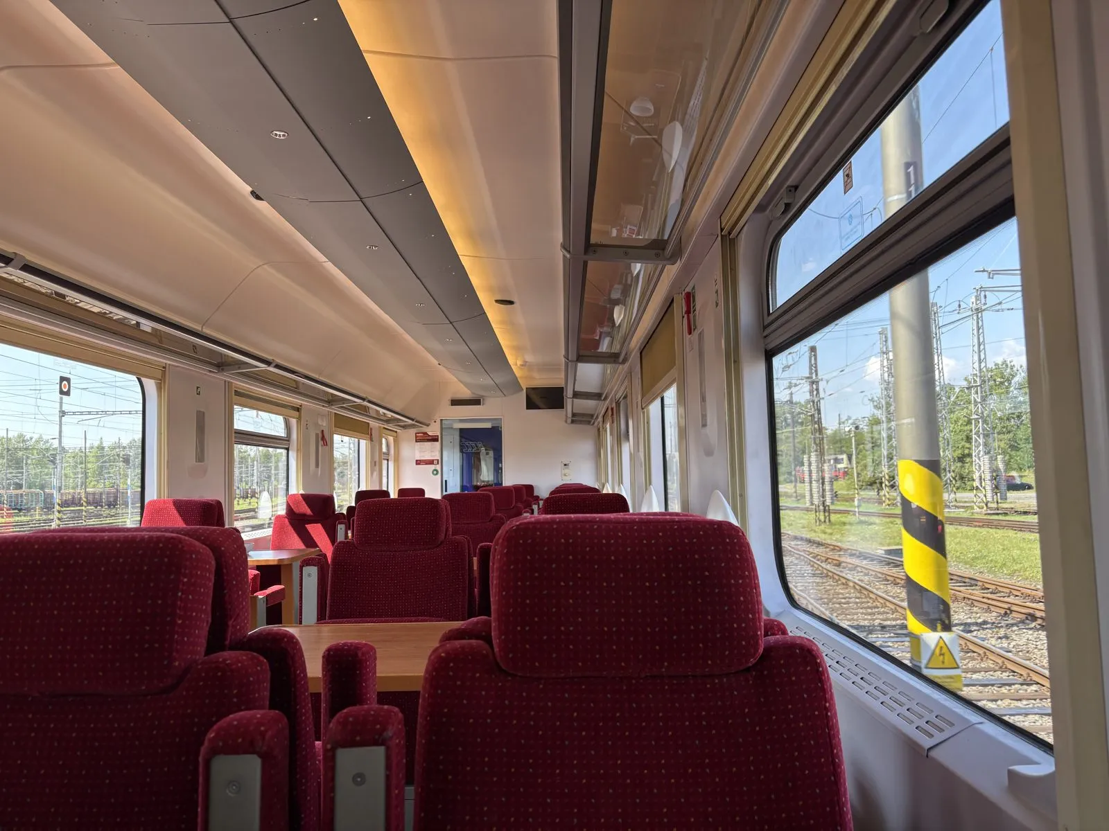 ウィーン行きユーロシティの食堂車。赤い座席が並ぶ