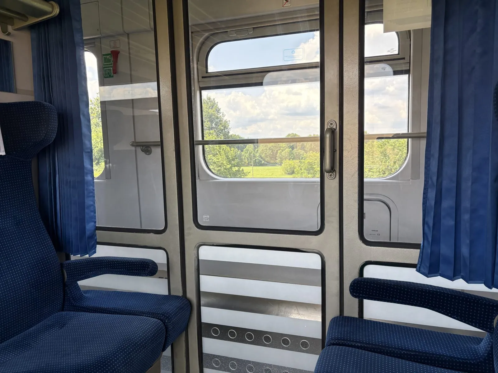列車のコンパートメントの座席