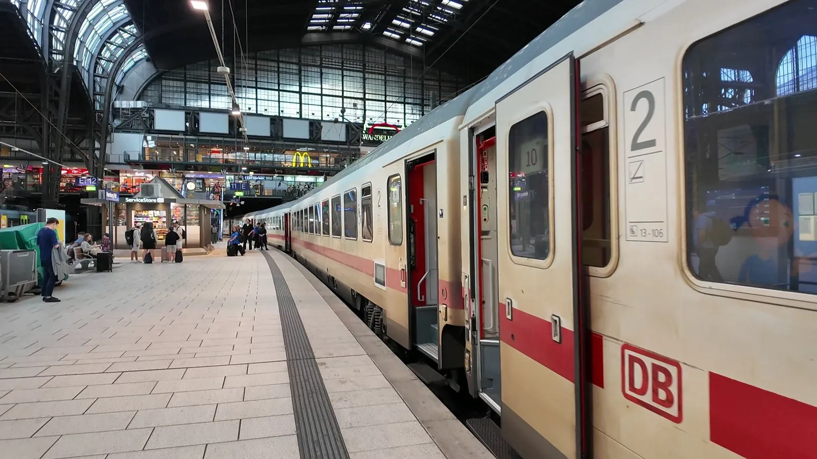 朝7時のハンブルク中央駅。白地に赤いラインのICが、ホームの奥までずっと続いている