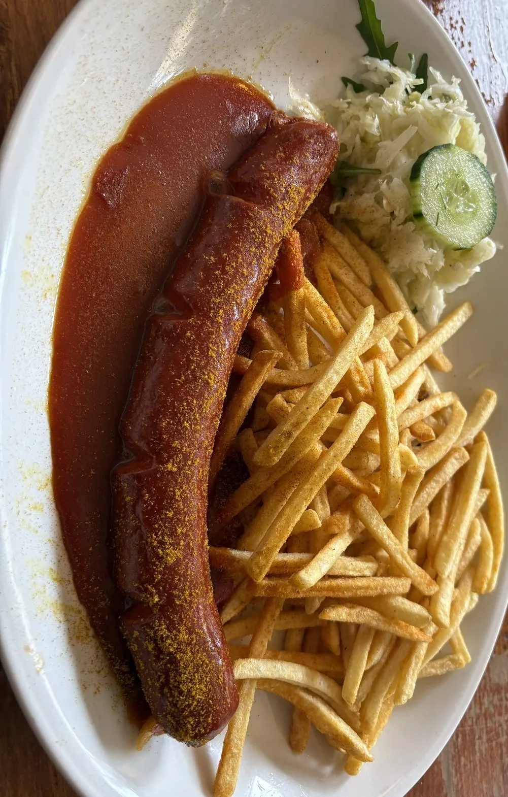 カリーヴルストとフライドポテト。ソースの上に、カレー粉がたっぷり振ってある