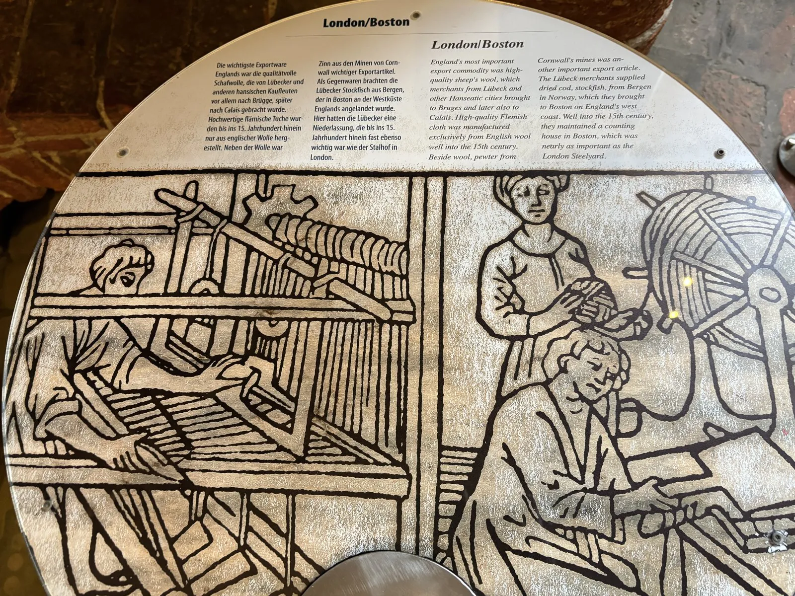ホルステン門の博物館の展示。ハンザの商人とイングランドの交易を、古い版画で紹介している