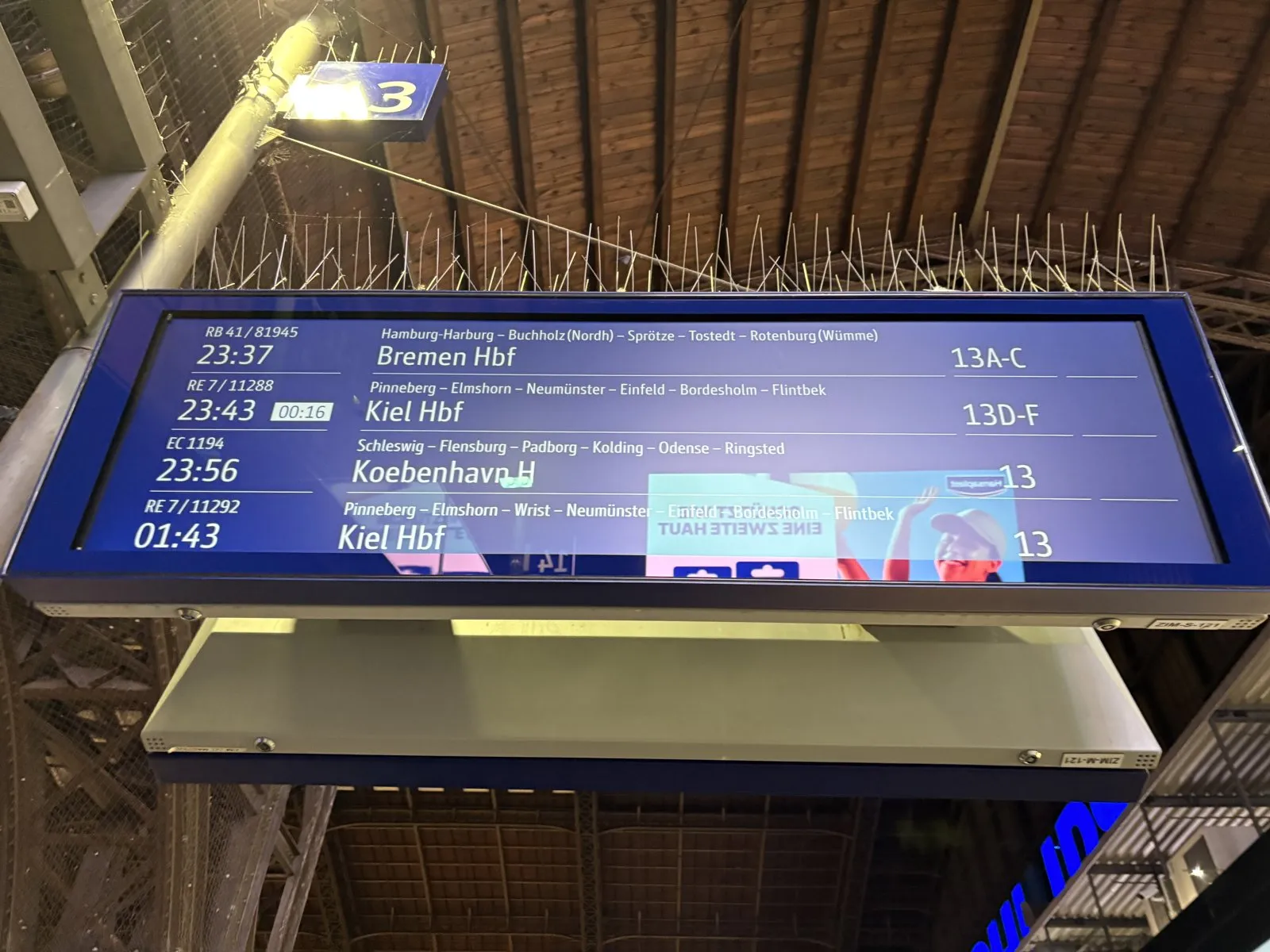 深夜のハンブルク中央駅。23時56分発のコペンハーゲン行きが表示されている