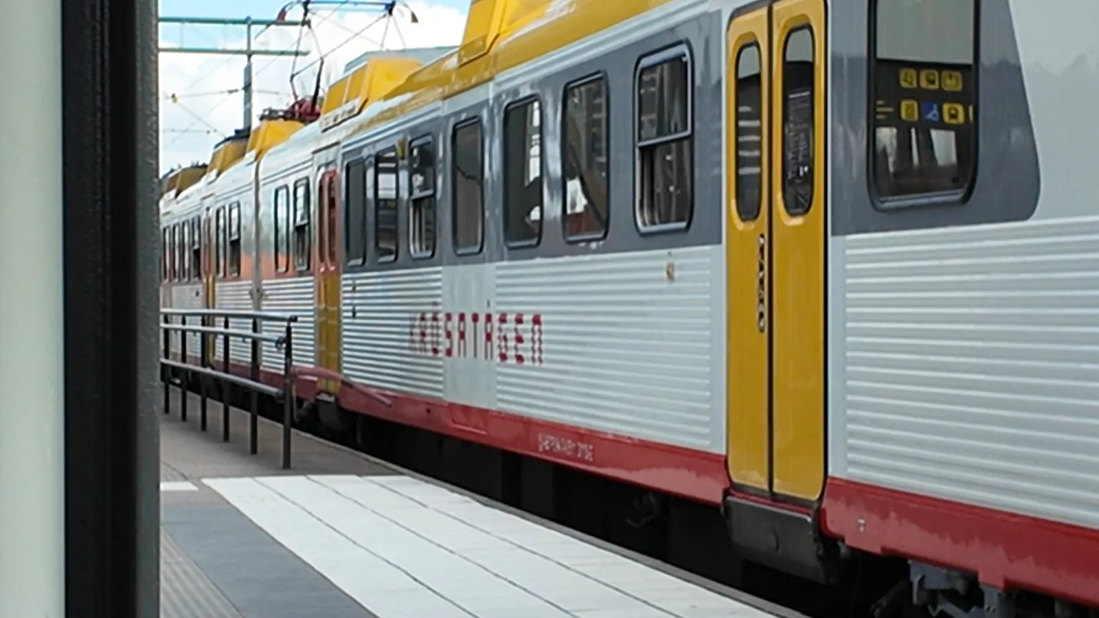 エルムフルト駅に停まるクレーサトーゲンの車両。黄色い屋根に赤いライン